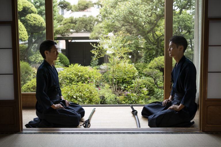 La posture seiza qui fait parti des règles de bienséance lorsque l'on s'assoit à table au Japon.