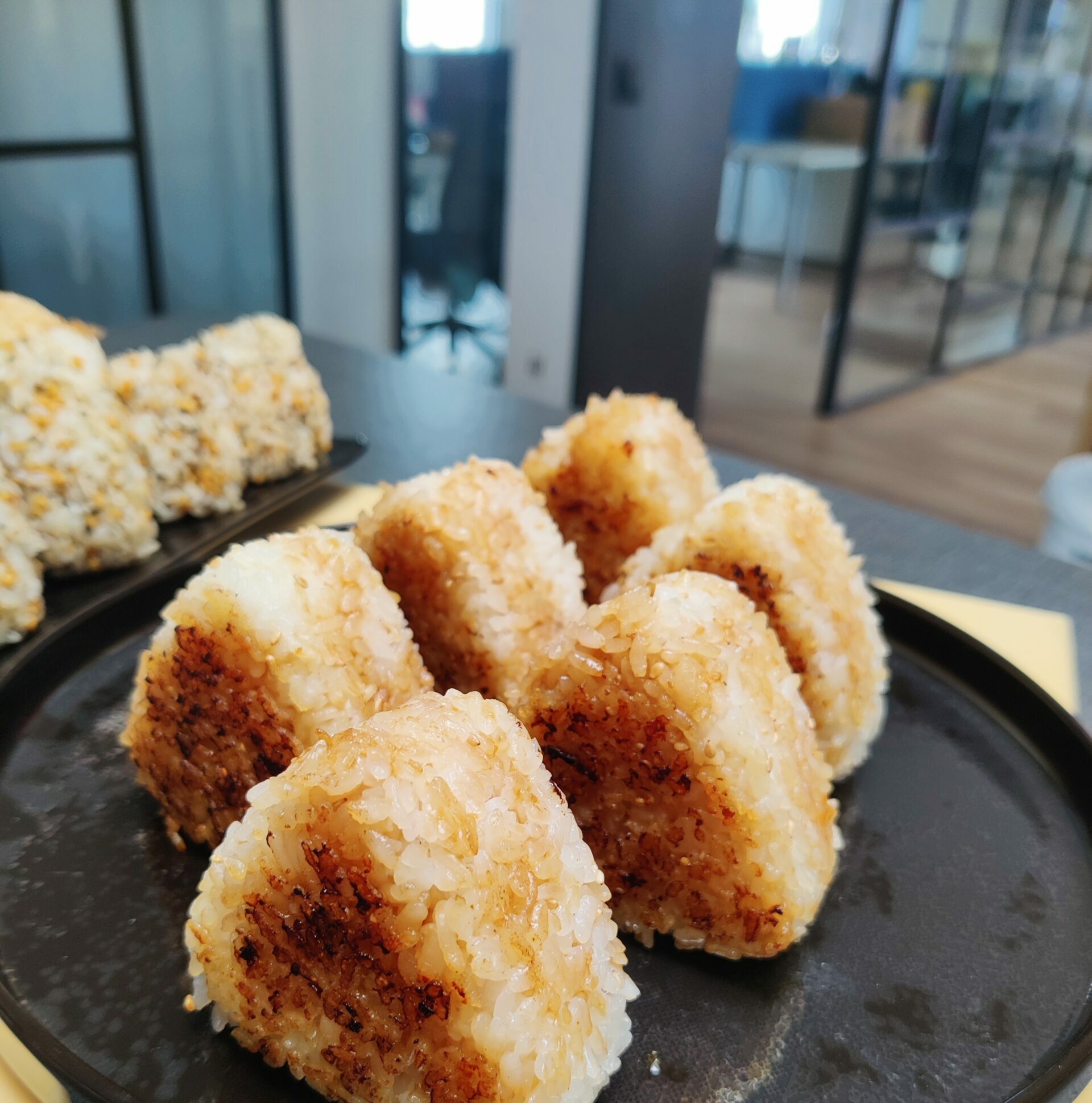 Onigiri en triangle, une spécialité de la Street Food japonaise