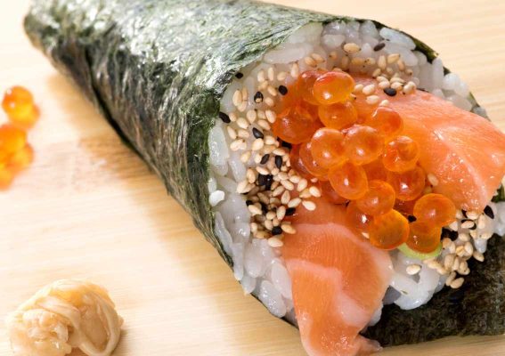 Temaki Sushien forme de cône aux oeufs de poisson et saumon avec du riz et des graines de sésame