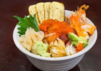 Chirashi sushi traditionnel japonais aux fruits de mer et aux légumes